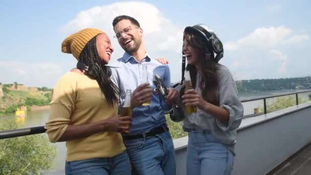 Группа Счастливых Молодых Многорасовых Друзей Коллег Фрилансеров Повседневной Одежде Пьющих — стоковое видео