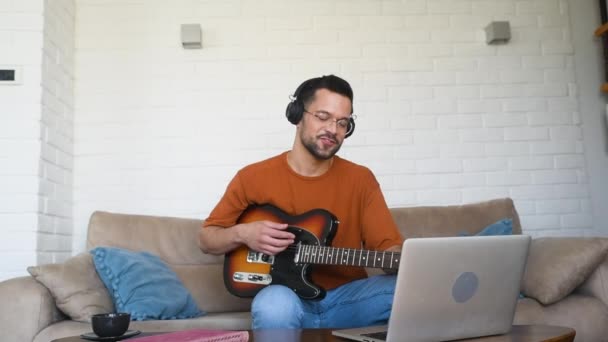 Jonge Mannelijke Muzikant Beginner Draagt Moderne Headset Leren Gitaar Spelen — Stockvideo