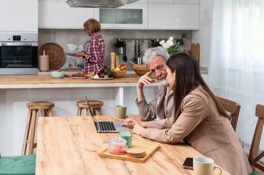 Mutlu üç kuşak aile kucaklaşması evde oturup, 70 'lerin babası ve 50' lerin anne sıcak akrabaları olan yetişkin bir kızı ile birlikte eğleniyor. Nesiller arası akrabalar arası akrabalar kavramı.