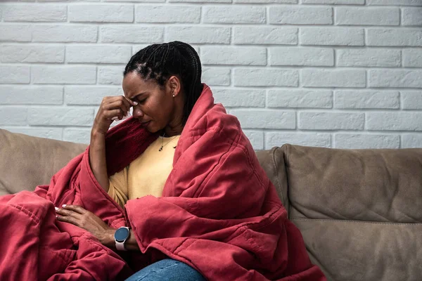 Mujer Afroamericana Sentada Casa Envuelta Manta Llorando Sintiéndose Deprimida Triste — Foto de Stock