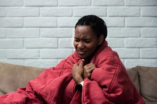 Mujer Afroamericana Sentada Casa Envuelta Manta Llorando Sintiéndose Deprimida Triste — Foto de Stock