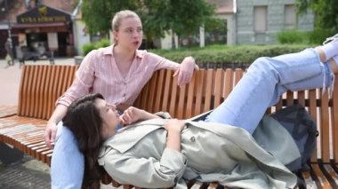 Dışarıda konuşan en iyi iki arkadaş, parkta bir bankta oturuyor. Güneşli bir günde kadın arkadaşlığı şehir sohbeti ve mutluluğu. Moladaki iş arkadaşları dedikodu yapıyor..