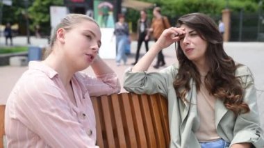 Dışarıda konuşan en iyi iki arkadaş, parkta bir bankta oturuyor. Güneşli bir günde kadın arkadaşlığı şehir sohbeti ve mutluluğu. Moladaki iş arkadaşları dedikodu yapıyor..