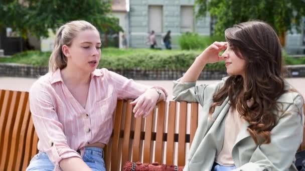 Két Legjobb Barát Beszélget Odakint Egy Padon Ülnek Parkban Női — Stock videók