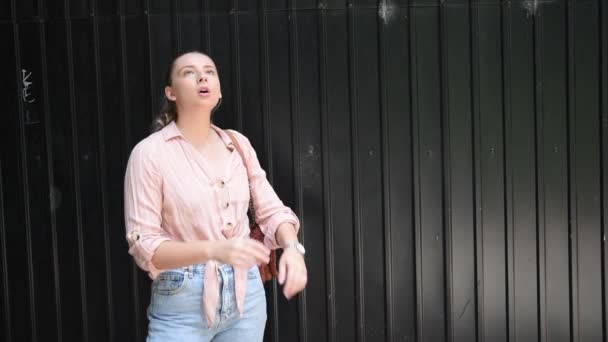 Ung Kvinna Tittar Sin Klocka Medan Väntar Vän Gatan Och — Stockvideo