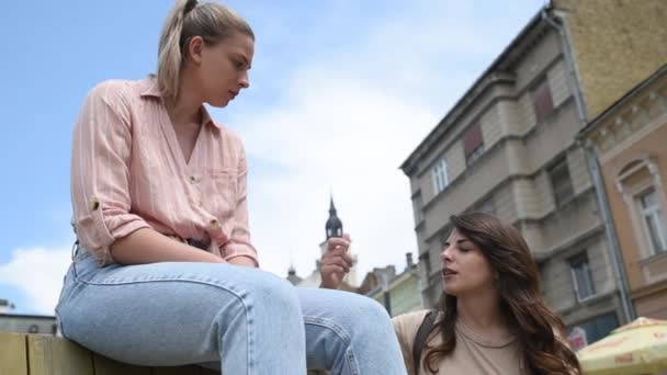Två Bästa Vänner Som Sitter Bänk Park Kvinnors Vänskap Solig — Stockvideo