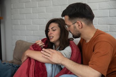 Genç bir çift anlaşmazlık ve ilişki sorunları yaşıyor. Kadın ve erkek, kız arkadaşının evde kanepede otururken battaniyeye sarılıp ağladığı gelecekten bahsediyorlar..