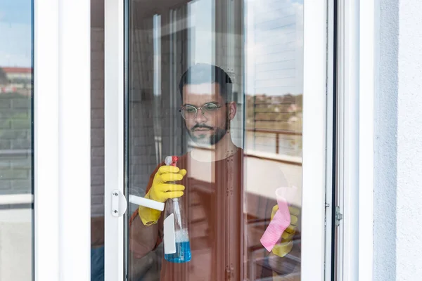 Концепция Домашнего Хозяйства Людей Мужчина Резиновых Перчатках Моющее Окно Тряпкой — стоковое фото