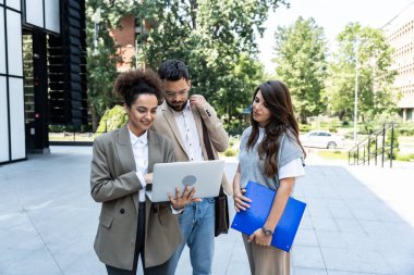 Toplantıdan önce kısa bir brifing. Bir grup neşeli ve başarılı iş adamı dışarıda yürürken birbirleriyle konuşuyorlar. Ofis çalışanları fikir ve çözüm alışverişinde bulunuyor