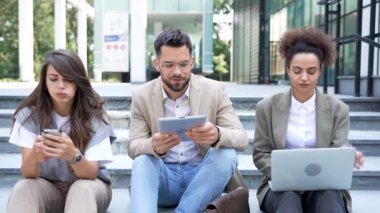 Toplantıdan önce kısa bir brifing. Bir grup neşeli ve başarılı iş adamı dışarıda yürürken birbirleriyle konuşuyorlar. Ofis çalışanları fikir ve çözüm alışverişinde bulunuyor