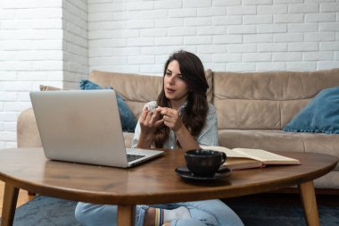 Zeki ve zeki bir kadın öğrenci evde oturmuş yabancı dil profesörü olarak çalışıyor. Ev kamerasıyla bilgisayarından insanlara İngilizce öğretiyor.