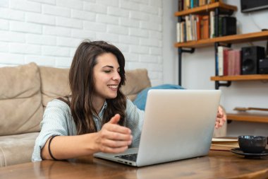 Zeki ve zeki bir kadın öğrenci evde oturmuş yabancı dil profesörü olarak çalışıyor. Ev kamerasıyla bilgisayarından insanlara İngilizce öğretiyor.