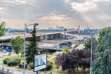 07 numara. Temmuz 2023. Belgrad, Sırbistan. Belgrad Şehri manzarası, Sırbistan 'ın yaz günleri trafik ve binalarla başkenti. Düzenleyici resim.