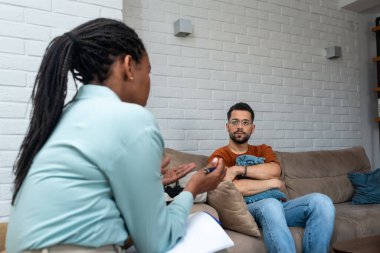 Depresyonda olan genç bir adam ofiste ruh sağlığı danışmanıyla konuşurken ağlıyor. Boşandıktan sonra psikoterapi gören stresli bir erkek. Duygusal hasar sorunu var. İlişki sorunları.