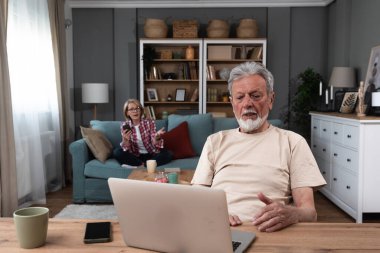 Üst düzey bir çift evde tartışırken, yaşlı bir emekli asker, asker arkadaşı ve karısıyla bilgisayarında video görüşmesi yapmaya çalışıyor. İlişki sorunları