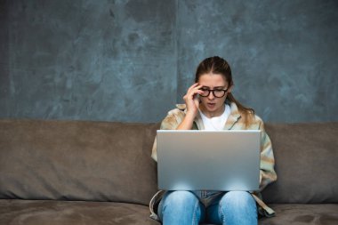 Sinir bozucu rahatsız kadın tarafından bilgisayar problem, karışık rahatsız işkadını laptop gürültüyle çarpmak, kötü haber video web, online veya iğrenç hakkında kızgın hissediyor öğrenci kırık pc seyir vurguladı