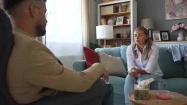 İş psikolojisi. Erkek psikoterapist, çalışan, şirket çalışanı ya da küçük işletme sahibi olan ve stres ve depresyon altında olan bir kadın müşteriyle birebir konuşur.