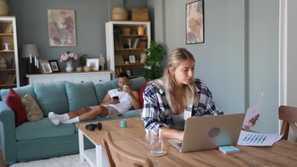 Jonge Freelance Vrouw Die Thuis Aan Laptop Werkt Terwijl Man — Stockvideo