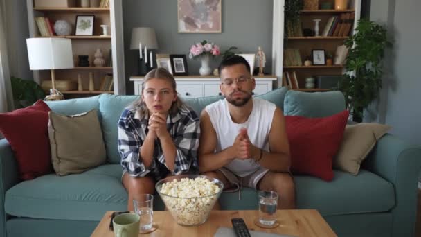 Heyecanlı Gergin Genç Bir Çift Kanepede Oturup Spor Müsabakalarını Birlikte — Stok video