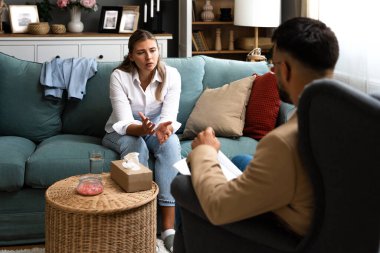 Psikolog erkek doktor, kadın hastaya parlak ofis akıl sağlığı konseptinde danışmanlık yapıyor. Psikoterapist, motivasyon ve depresyon eksikliğinden muzdarip iş kadınıyla konuşuyor.