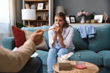 Psikolog erkek doktor, kadın hastaya parlak ofis akıl sağlığı konseptinde danışmanlık yapıyor. Psikoterapist, motivasyon ve depresyon eksikliğinden muzdarip iş kadınıyla konuşuyor.