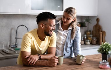 Genç bir adam ve kadın sabah mutfakta ilk kahveyi içerken, erkek iş görüşmesinde kız arkadaşına şans diliyor.