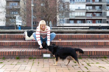 Genç Punk stili kız boş zamanlarını şehir dışında hayvan barınağından evcil ve kurtarılmış köpeğiyle geçiriyor. En iyi arkadaşıyla harika vakit geçiriyor ve eğleniyor..