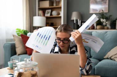 İnsanlar, muhasebe, mali, Aile bütçe ve mali konular kavramı. Ciddi genç Avrupa kadın iç giderleri, yemek masası önünde oturan hesaplama açık dizüstü bilgisayar