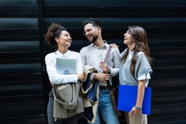 Üç genç iş adamından oluşan bir grup telekomünikasyon finans ve strateji uzmanı, ofis binası dışında konuşuyorlar. Şirket çalışanları mali kriz için stratejik planları tartışıyor