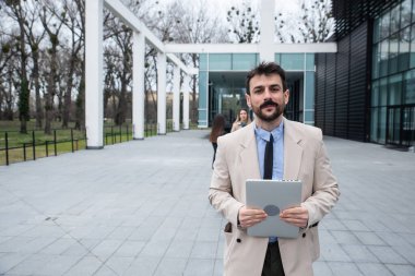 İş adamı CEO 'su, lider ve ofis dışında bağımsız çalışan portresi. Şirkette erkek lider, eğitimli uzman personel üyesi. Zincir kavramının en güçlü halkası