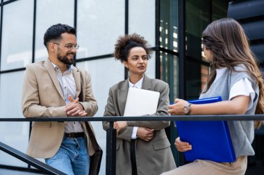 Personel toplantısından önce üç iş adamı ofis binasının önünde mola veriyor. Avukatlar ve hukuk öğrencileri mahkeme dışında alıştırma yapıyorlar. Mesleki meslek kavramı