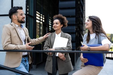 Personel toplantısından önce üç iş adamı ofis binasının önünde mola veriyor. Avukatlar ve hukuk öğrencileri mahkeme dışında alıştırma yapıyorlar. Mesleki meslek kavramı
