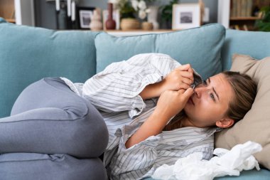 Depresyonda olan genç bir kadın yatakta uzanıyor erkek arkadaşının gömleğini kokluyor, kendini kötü hissediyor onu özlüyor ve asker ya da hastanede hasta..