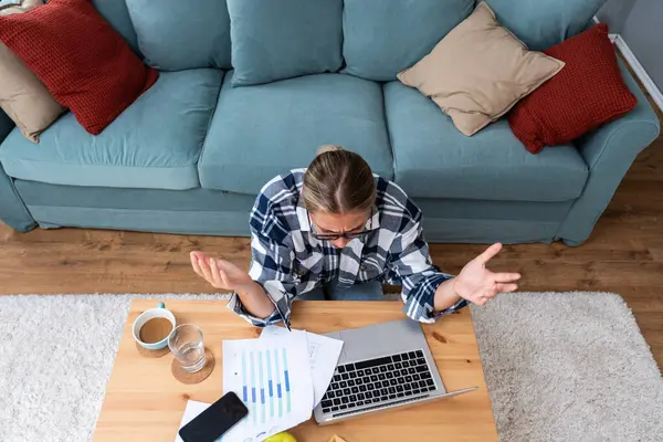 Sinirli bir kadın bilgisayardan veri tabanına giremiyor. Şifrede kablosuz internet sinyali olmadığını unutuyor. Küçük işletme sahibi kadın işçinin işini kaybetmesine çok şaşırdı.