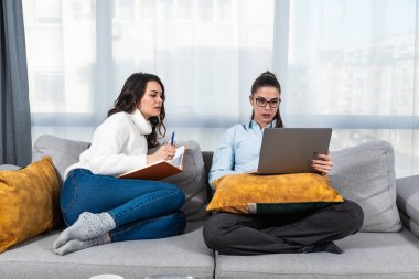 Hukuk fakültesinde okuyan iki genç meslektaş, geleceğin avukatları, dizüstü bilgisayar kullanarak ve notlar yazarak eğitim sınavına hazırlanan oda arkadaşları olarak birlikte okuyorlar. Kadın arkadaş eğitimi