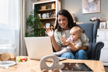 Evde kal anne. Bebeğine bakarken uzaktan bilgisayarla çalış. Annelik iznindeki genç iş annesi, yeni yürümeye başlayan çocuğuyla masa başında serbest çalışmaya çalışıyor. Bilgisayarda genel çalışma