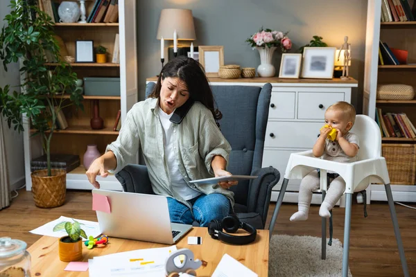 Anne Bilgisayarda Çalışıyor Bilgisayar Kamerasıyla Konuşuyor Bebek Oynarken Ortaklarıyla Görüntülü Stok Resim