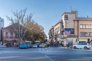 04 numara. Aralık 2023. Novi Sad, Sırbistan. Novi Sad 'ın şehir merkezinin gündüz görüntüsü. Binalar mimari ve seçici odaklı insanlar. Düzenleyici resim.