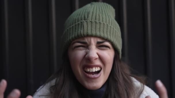 Молодая Сердитая Женщина Кричит Споря Чувствуя Себя Преданной Обманутой Разочарованной — стоковое видео