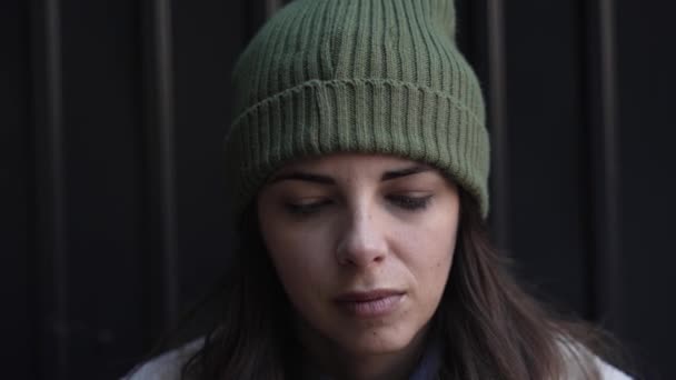 Wanita Muda Sedih Merasa Tertekan Dan Ditinggalkan Berdiri Luar Dengan — Stok Video