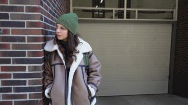 Sokakta duran genç evsiz kız ya da kadın. Evinden kovulan kadın evini ve işini kaybettikten sonra mutsuz ve üzgün hissediyordu. Evsizlik ve terk edilmiş gençlik sorunu.