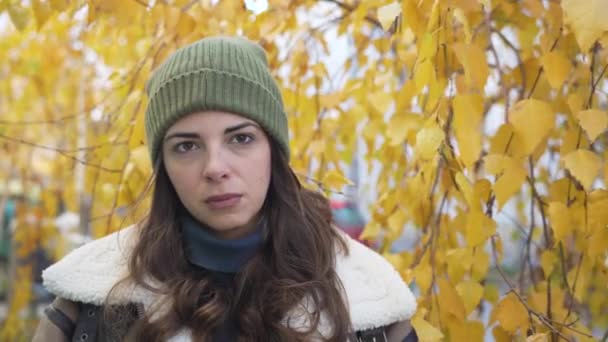 Joven Mujer Triste Sin Hogar Sintiéndose Deprimida Abandonada Pie Aire — Vídeos de Stock