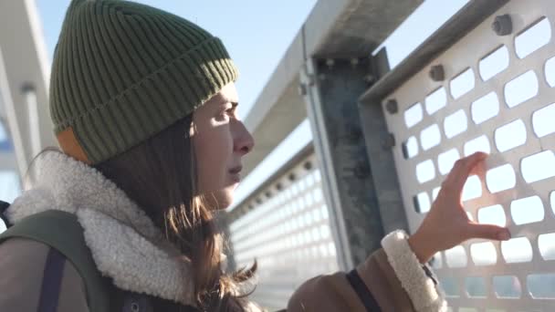 Mujer Joven Deprimida Contemplando Suicidio Borde Puente Con Río Abajo — Vídeos de Stock