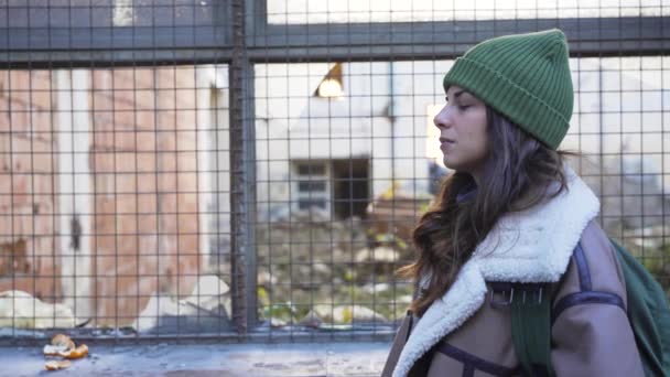 노숙자 새로운 아파트에 거리에 우울증 불안으로 — 비디오