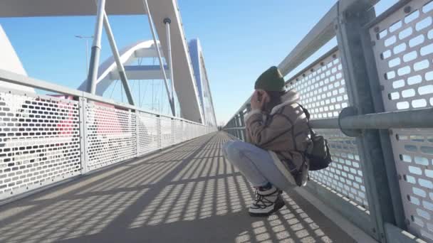 Mujer Joven Deprimida Contemplando Suicidio Borde Puente Con Río Abajo — Vídeos de Stock