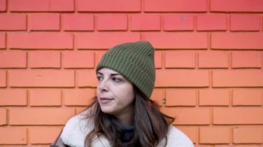 Genç, gergin bir kadın ayakta ve birini bekliyor. Kadın gergin, negatif yüz ifadeleri takınıyor. Sinirleri ve zaman kavramını kaybetmek