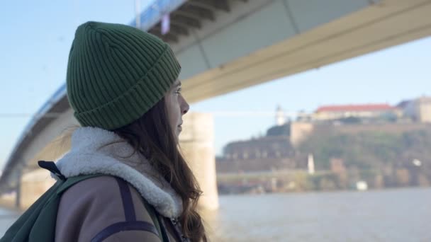 若い落ち込んだホームレスの少女や女性は 寒い気候の路上で橋の下に一人で立って 不安な放棄され凍結し ホームレスや社会問題の概念を感じます — ストック動画