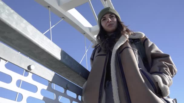 Przygnębiona Młoda Kobieta Rozważa Samobójstwo Skraju Mostu Rzeką Poniżej Samobójstwo — Wideo stockowe
