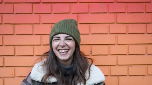 Muda Tersenyum Tersenyum Wanita Tersenyum Sambil Berdiri Luar Dengan Latar — Stok Video