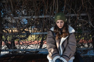 Genç, evsiz, serbest çalışan bir kadın ya da kız. Soğuk havada sokaklarda geziyor, hayattan korkuyor ve korkuyor. Gençlik evsizlik kavramı, akıl sağlığı ve depresyon sorunu.